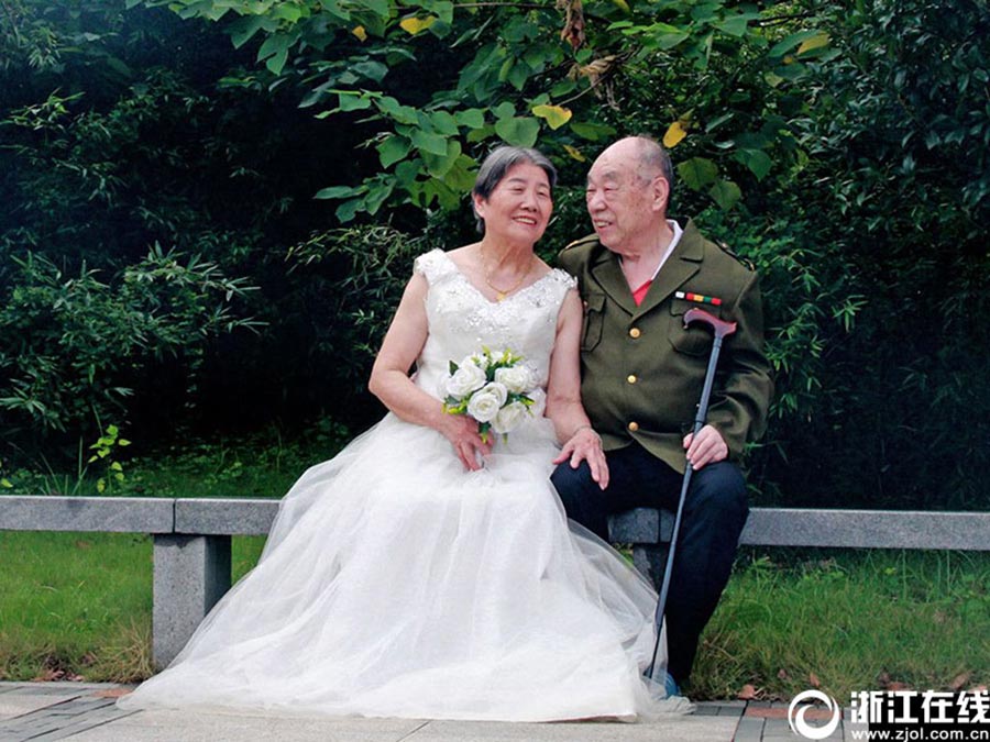 Cuatro parejas de más de 80 a?os se hicieron fotos de boda en la ciudad de Jinhua, provincia de Zhejiang, el 14 de agosto, con la ayuda de estudiantes de la Universidad Normal de Zhejiang. [Foto/zjol.com.cn]