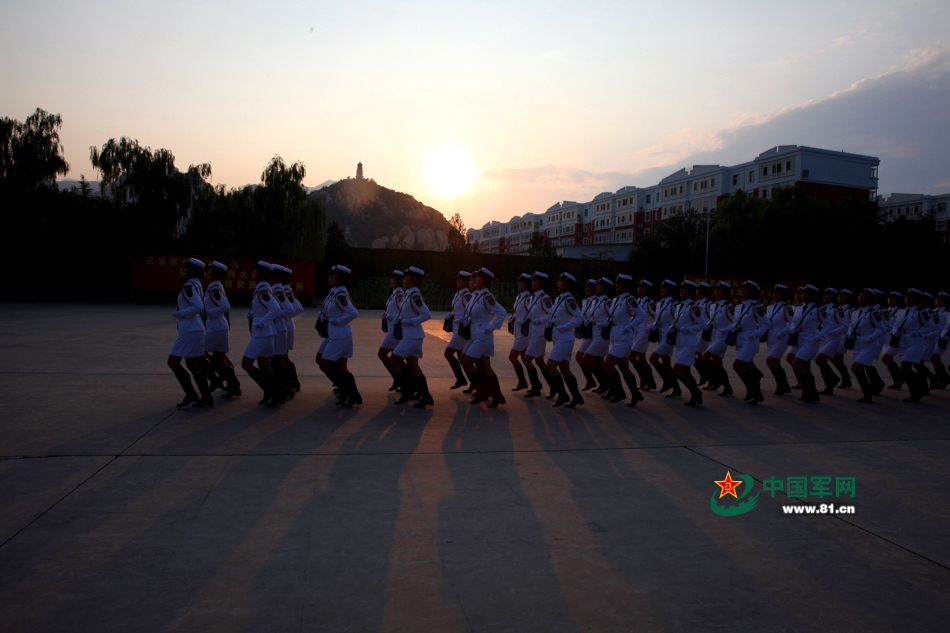 Vida cotidiana de soldadas durante entrenamiento para el desfile militar