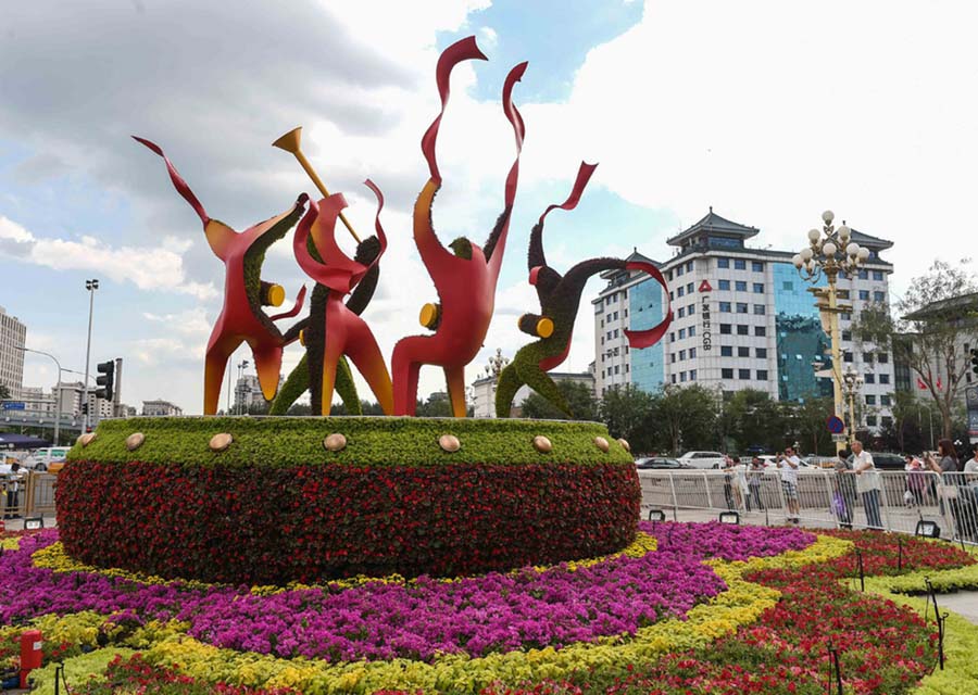 Decoración floral cerca de la Plaza Tian′anmen para el desfile militar del 3 de septiembre. [Foto/Xinhua]