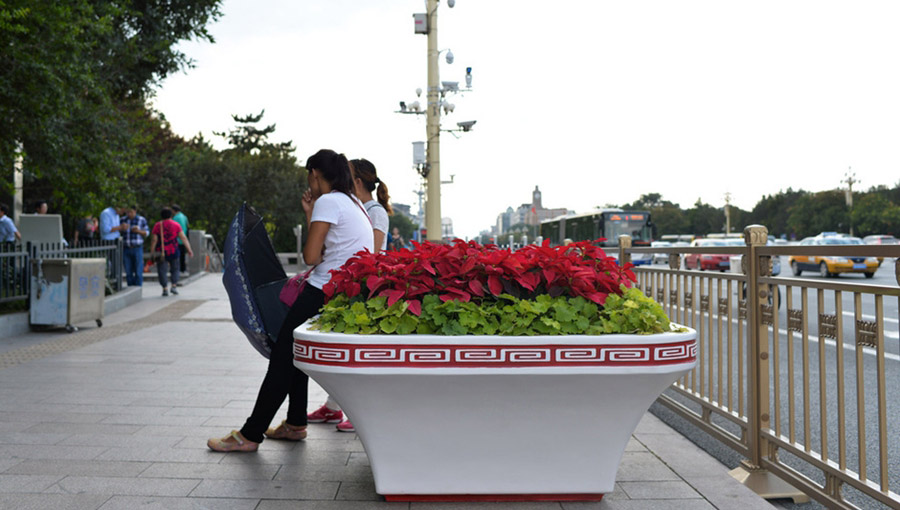 Decoración floral cerca de la Plaza Tian′anmen para el desfile militar del 3 de septiembre. [Foto/Xinhua]