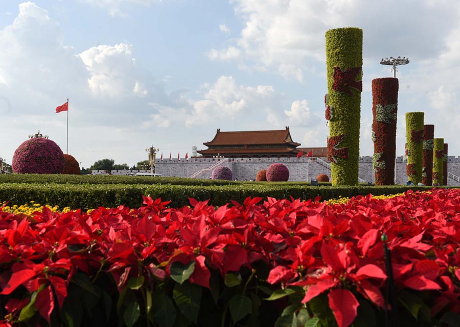 Decoración floral cerca de la Plaza Tian′anmen para el desfile militar del 3 de septiembre. [Foto/Xinhua]