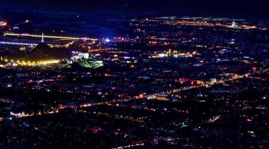 Vistas de Lhasa por la noche