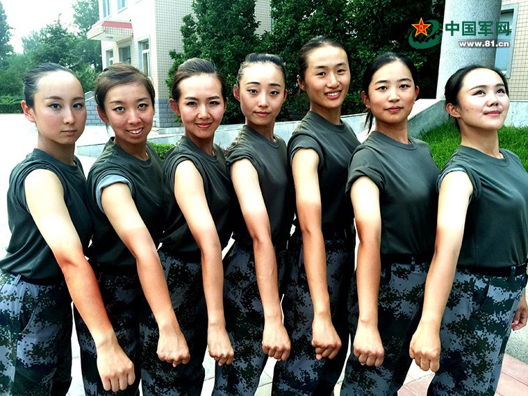 Las bellas artistas en la banda militar para el desfile del Día de Victoria