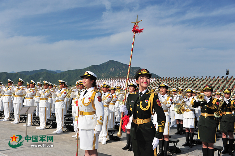 Las bellas artistas en la banda militar para el desfile del Día de Victoria