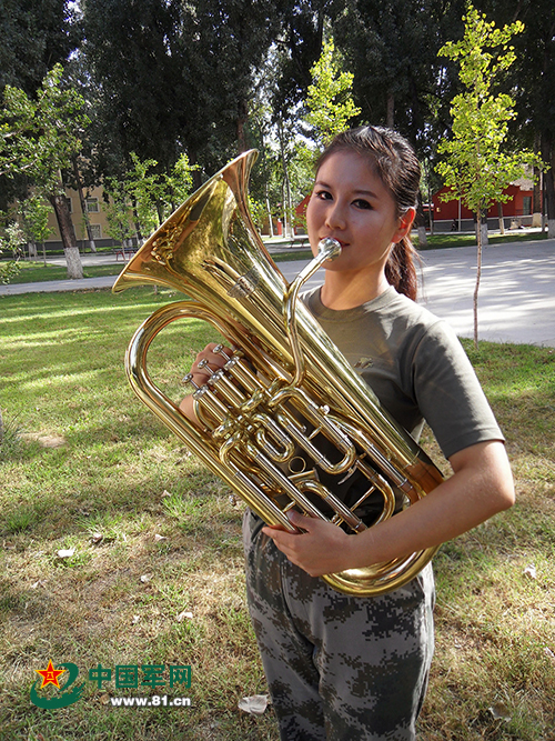 Las bellas artistas en la banda militar para el desfile del Día de Victoria