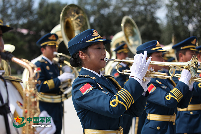 Las bellas artistas en la banda militar para el desfile del Día de Victoria