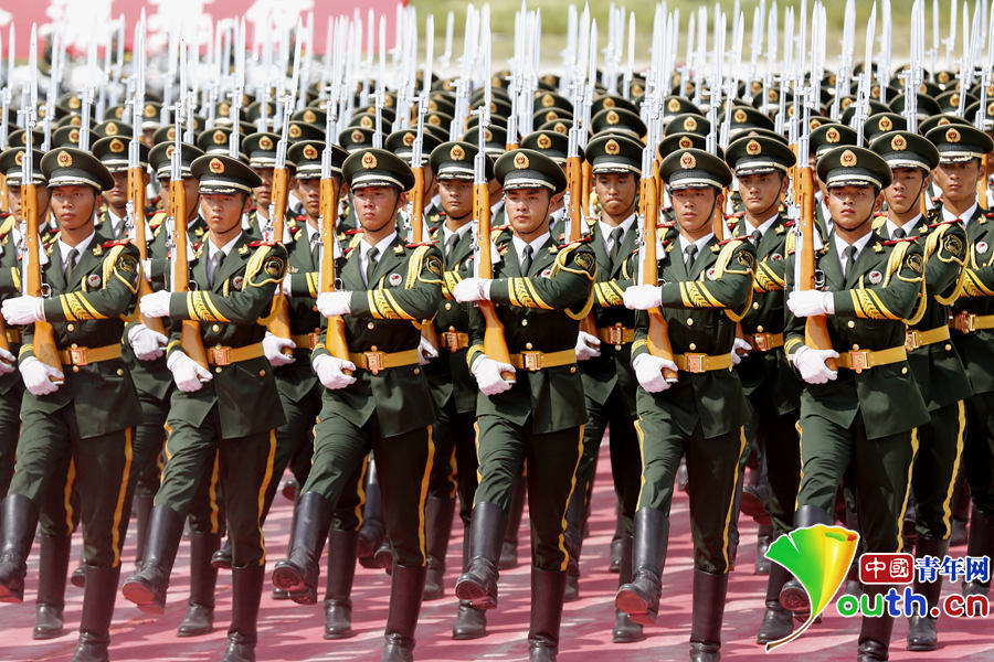 Policía armada china de la formación de la ceremonia de izamiento de bandera nacional