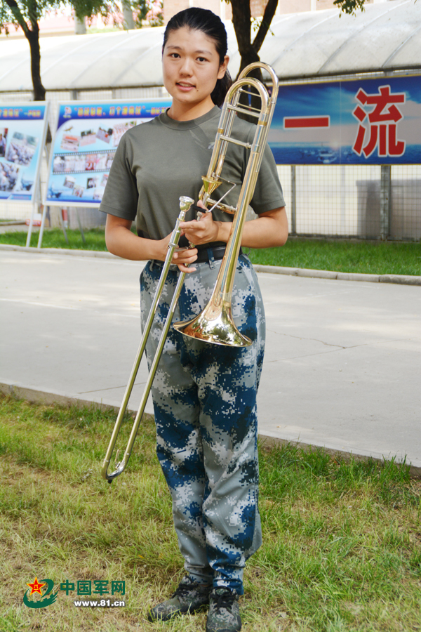 Mujeres de orquesta del ejército chino que participa en desfile militar