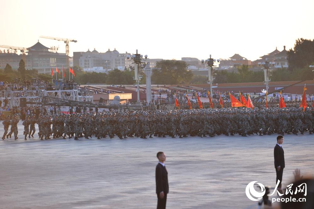 Soldados del EPL ya están listos en la Plaza Tian′anmen