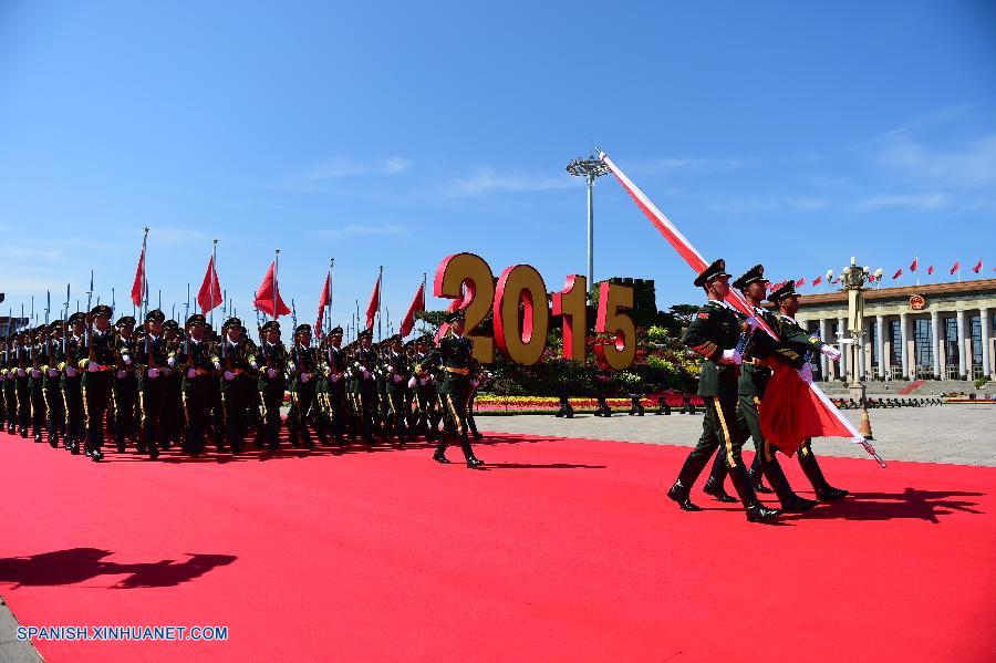 Izada bandera nacional sobre la Plaza de Tian'anmen por Día de la Victoria