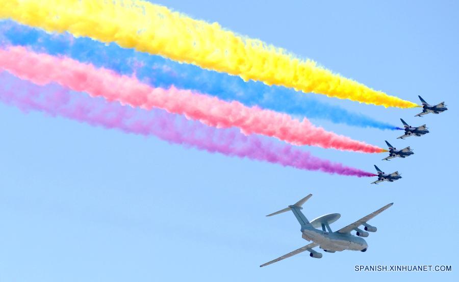 Aviónes en desfile de Día de la Victoria