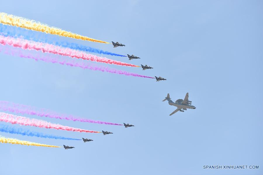 Aviónes en desfile de Día de la Victoria