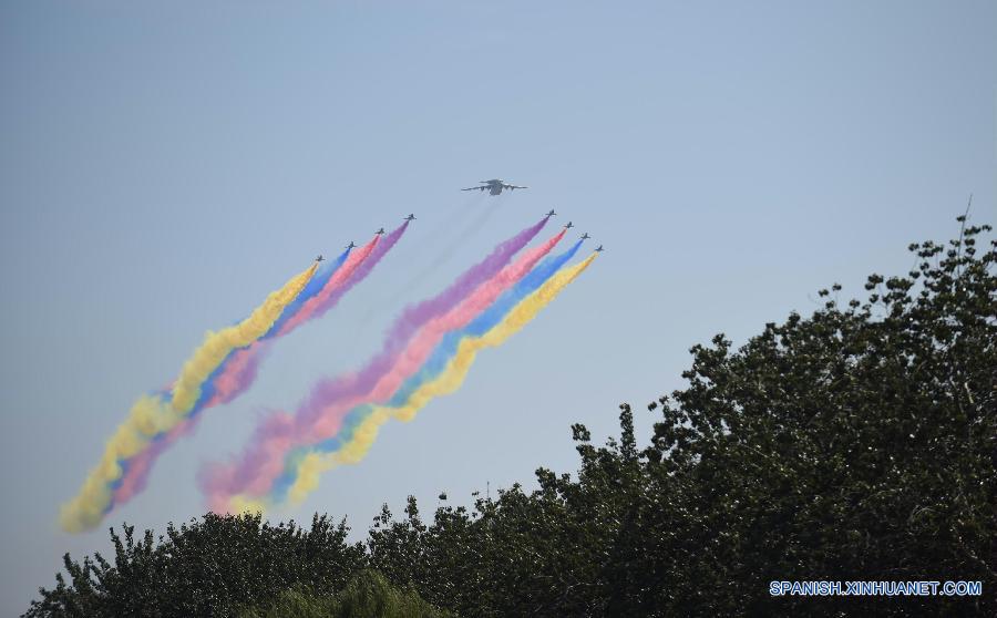 Aviónes en desfile de Día de la Victoria