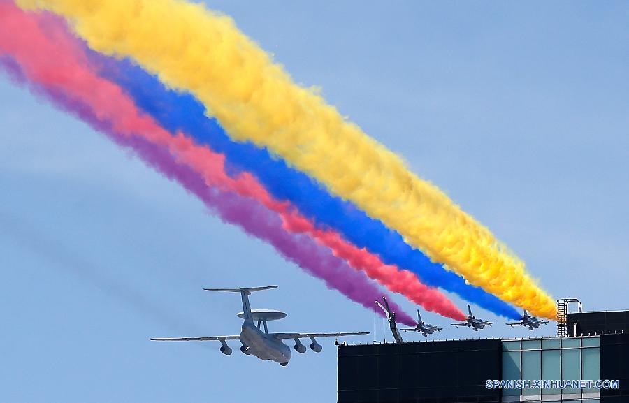 Aviónes en desfile de Día de la Victoria