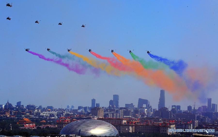 Aviónes en desfile de Día de la Victoria