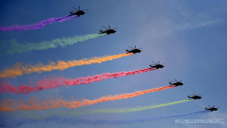 Aviónes en desfile de Día de la Victoria