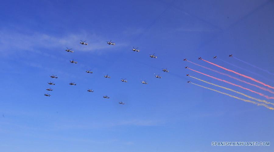 Aviónes en desfile de Día de la Victoria