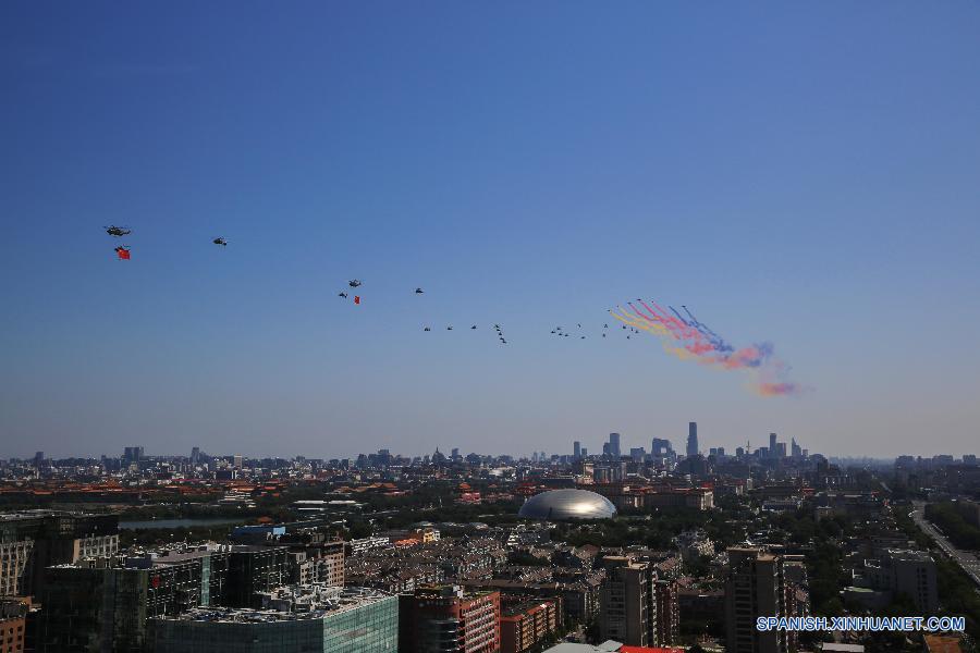 Aviónes en desfile de Día de la Victoria