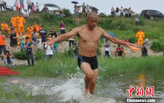 Un monje shaolín recorre 125 metros sobre el agua