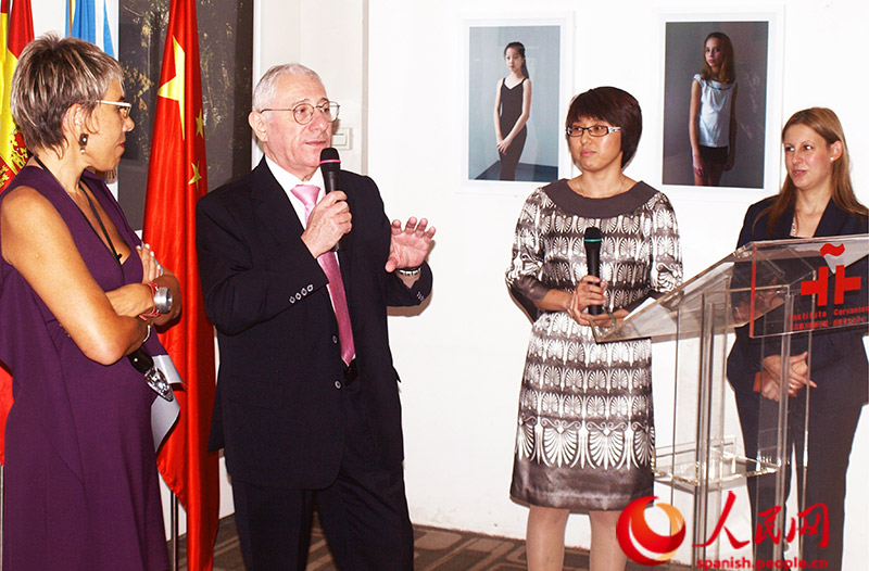 Inauguración en el Instituto Cervantes de Pekín de la exposición "Chicas", de la artista argentina Laura Ortego. En la foto, de derecha a izquierda, Florencia Rossi, agregada cultural argentina, Belén Xi, especialista del Instituto Cervantes, Luis Villafa?e, ministro consejero de la embajada argentina en China y la directora del Instituto Cervantes de Pekín, Irma González. (Foto: Cortesía del Instituto Cervantes de Pekín)