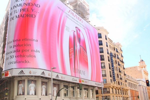 Instalan en Madrid la primera lona del mundo que elimina la contaminación