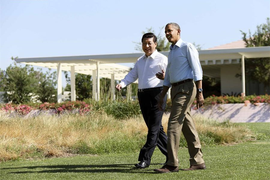 El presidente chino Xi Jinping (izquierda) y el presidente de Estados Unidos Barack Obama pasean antes de su segunda reunión, en el retiro de Annenberg, California, el 8 de junio de 2013. Xi Jinping se reunió con Barack Obama en una cumbre informal en Sunnylands, California, el 7 y 8 de junio de 2013. Este mes, Xi realizará su primera visita de Estado a Estados Unidos desde que asumiera el cargo de presidente en2013. Mostramos a continuación cuatro importantes encuentros entre Xi y Obama desde 2013. [Foto/Xinhua]