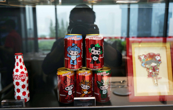 Latas de Coca-Cola en imágenes conmemorativas en el restaurante con temática de Coca-Cola.