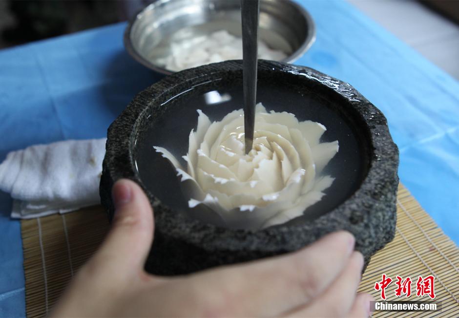 Tu Jianchuan muestra su habilidad de usar un cuchillo de cocina para hacer caligrafía. (Foto: Chinanews /Zhou Yi)