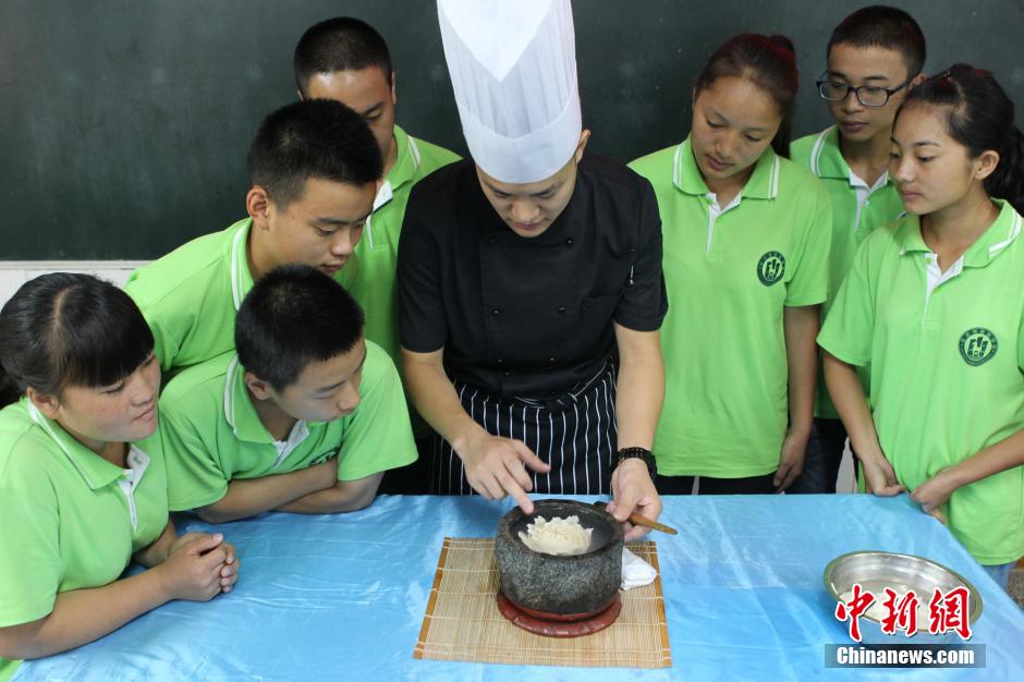 Tu Jianchuan muestra su habilidad de usar un cuchillo de cocina para hacer caligrafía. (Foto: Chinanews /Zhou Yi)