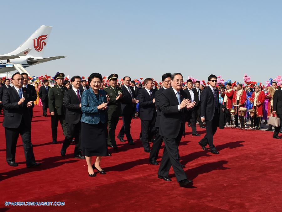 Funcionarios de gobierno central chino llegan a Xinjiang para 60° aniversario de autonomía