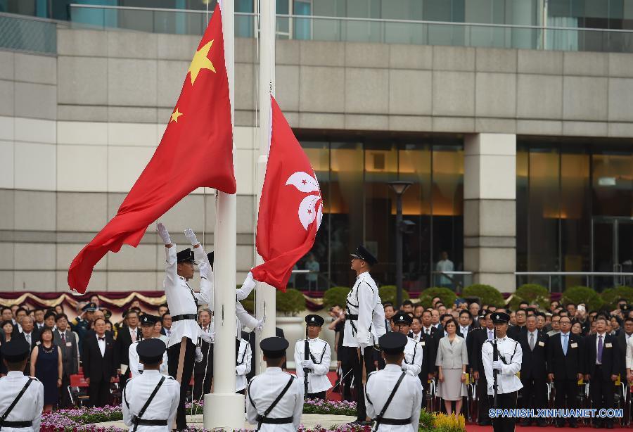 Ceremonia de izamiento de la bandera nacional en Macao y Hong Kong