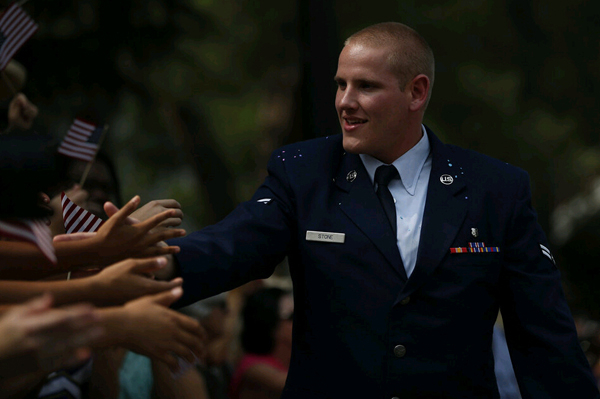 Apu?alan en California a Spencer Stone, joven estadounidense que evitó atentado en tren francés