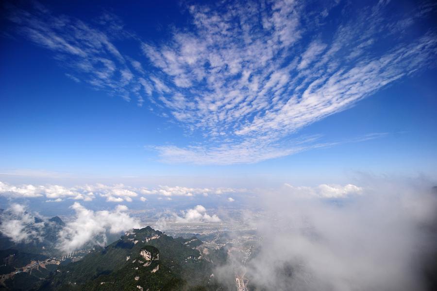 Foto del octubre 8 de 2015 muestra una impresionante vista de la monta?a Tianmen, un pintoresco lugar en Zhangjiajie, provincia de Hunan. Este a?o, el 8 de octubre comienza el periódo “rocío frío”, o término solar número 17 del calendario tradicional chino, en el cual las temperaturas descienden rápidamente y el rocío es mayor. Por otra parte, muchos cultivos maduran y las hojas cambian de color.[Foto/Xinhua]