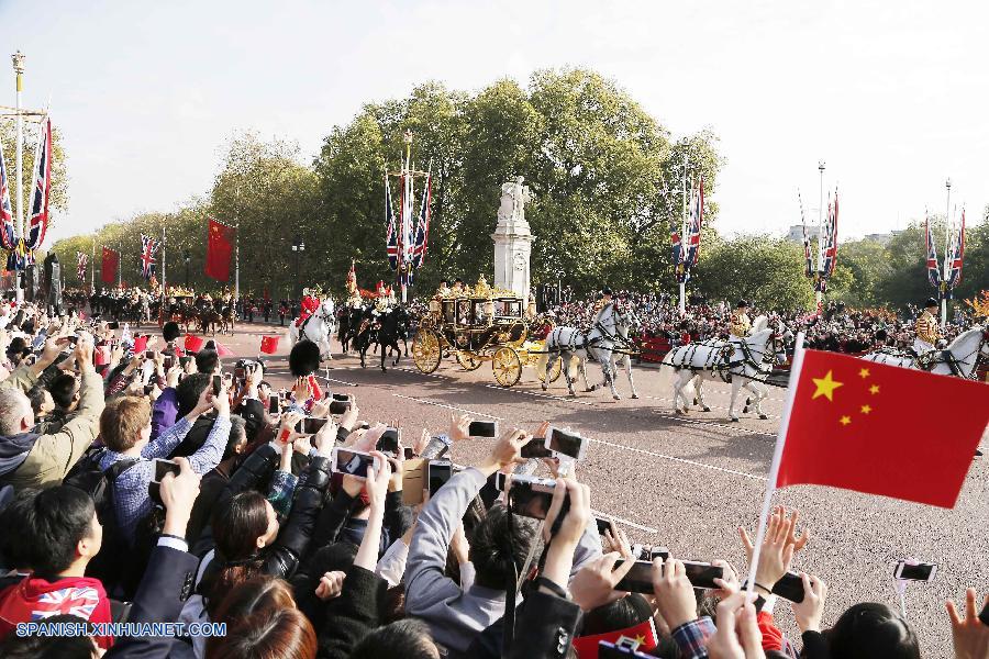 Reina Isabel II ofrece ceremonia de bienvenida a presidente chino en su visita de Estado a Reino Unido