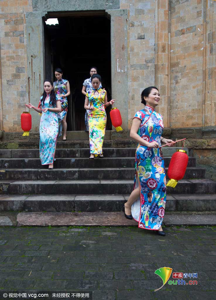 Desfile de directoras vestidas de Qipao en antiguo pueblo chino