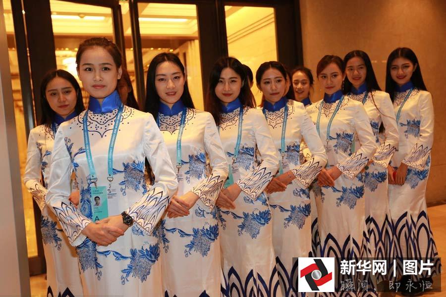 Destaca la belleza china el uniforme de la Conferencia Mundial de Internet