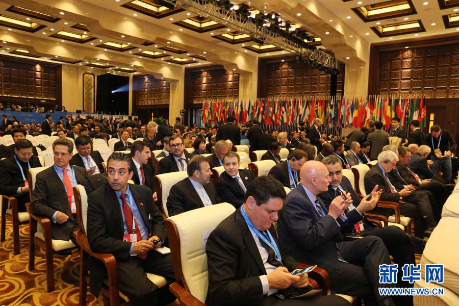 Los participantes asisten a la ceremonia de apertura de la II Conferencia Mundial de Internet