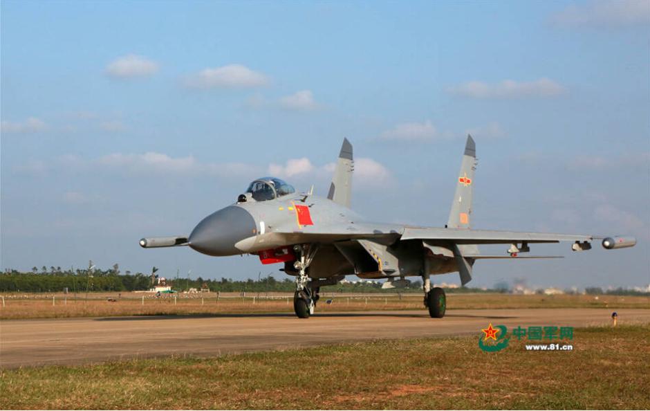 Los aviones J-11 realizan entrenamientos de combate 2