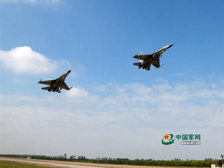 Los aviones J-11 realizan entrenamientos de combate