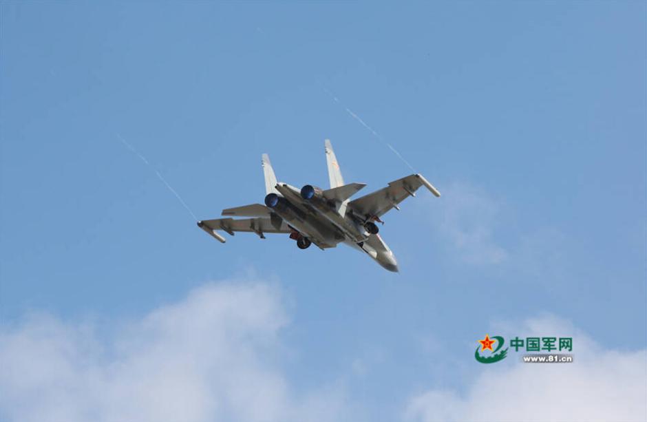 Los aviones J-11 realizan entrenamientos de combate