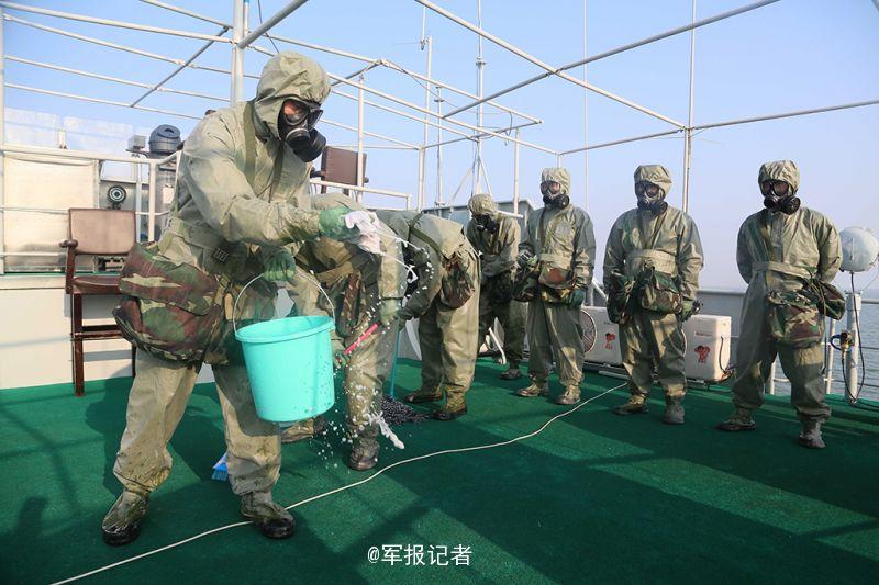 Simulacro de protección biológica-química nuclear en buques de guerra