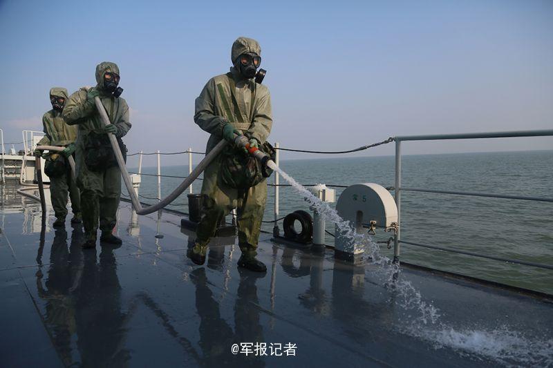 Simulacro de protección biológica-química nuclear en buques de guerra