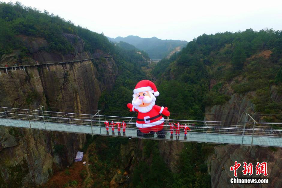 "Papá Noel" en el puente de cristal del Parque Nacional Geológico Shiniuzhai