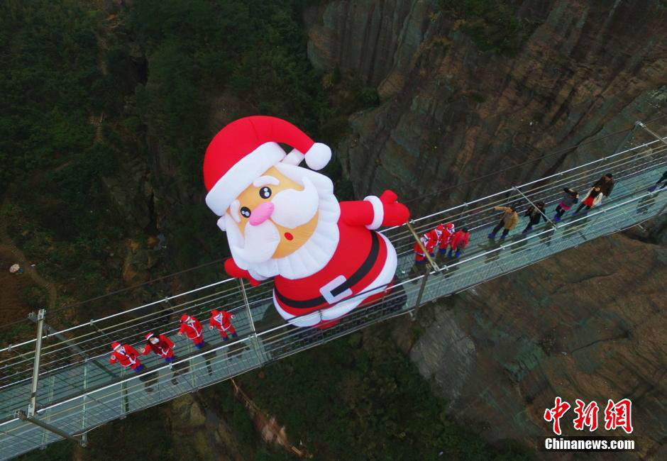 "Papá Noel" en el puente de cristal del Parque Nacional Geológico Shiniuzhai