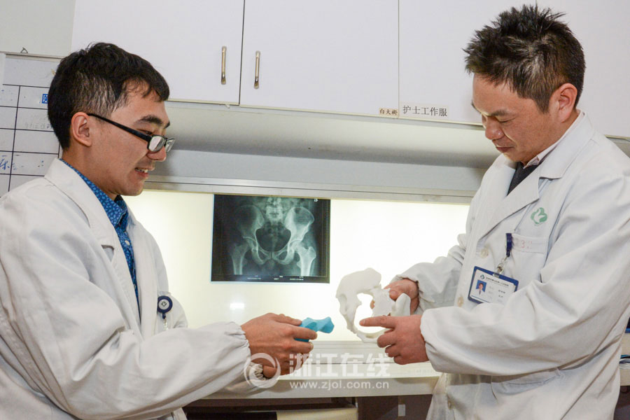 Trabajadores del Primer Hospital del Pueblo del distrito Xiaoshan utilizan con éxito la tecnología de impresión 3D para realizar una cirugía ortopédica en Hangzhou, capital de la provincia oriental de Zhejiang. (Foto/Zjol.com.cn)