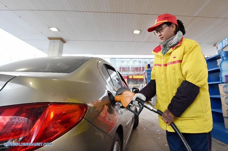 China establece límite mínimo para precios de combustibles