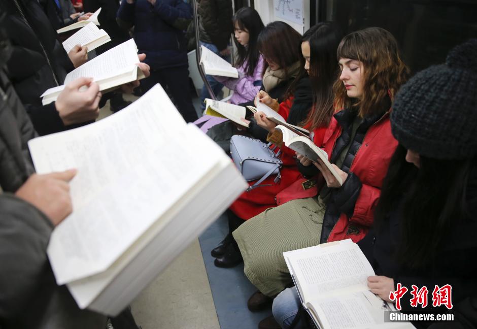 Varios amantes de la lectura organizan una quedada en el metro de Beijing el 17 de enero de 2016. (CNS/Liu Guanguan)