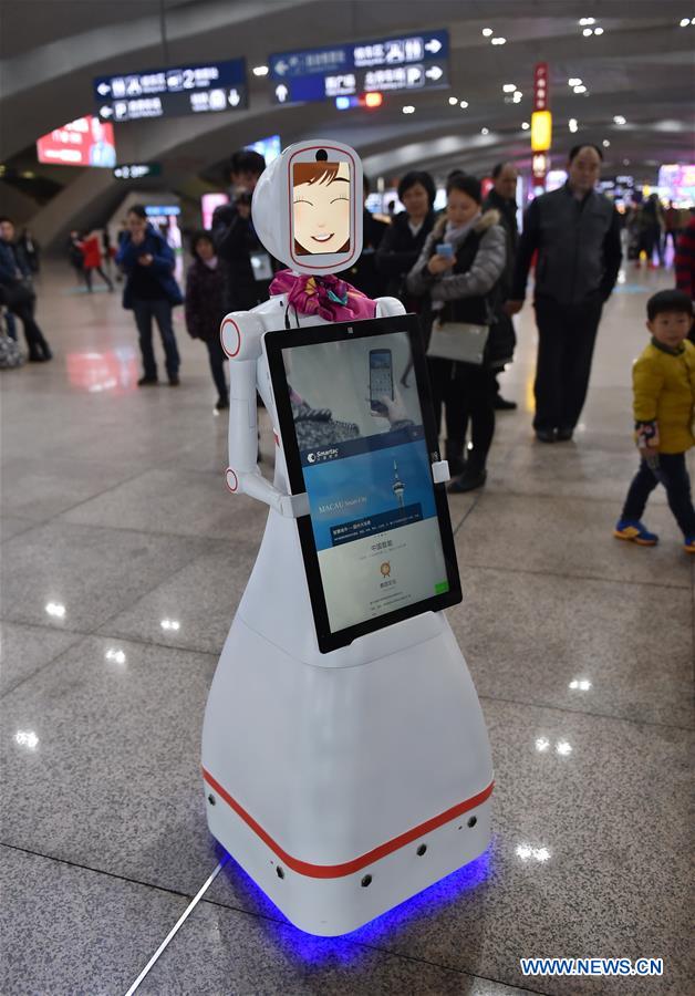 El robot “Xiao Lu” asiste a los pasajeros durante la temporada alta del Festival de Primavera