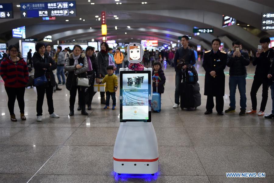 El robot “Xiao Lu” asiste a los pasajeros durante la temporada alta del Festival de Primavera