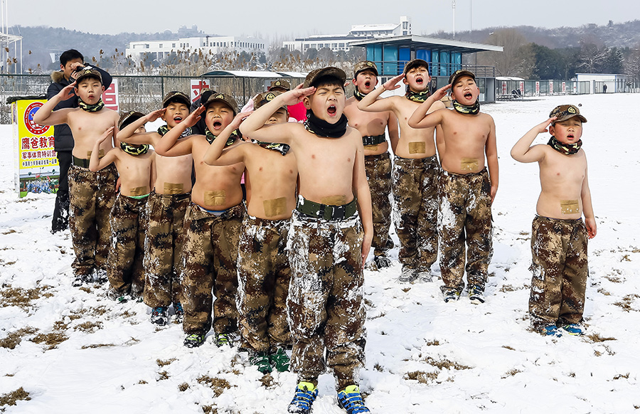 Entrenamiento de ni?os sin ropa sobre 
la nieve provoca acalorado debate en la red